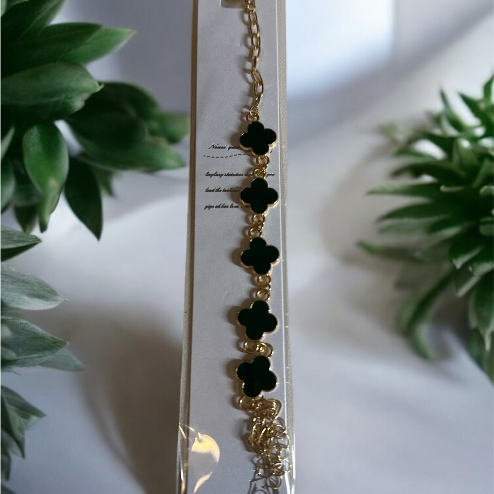 Elegant Gold and Green Clover Bracelet